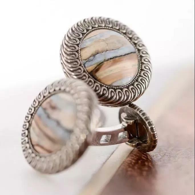 尚麟服飾酒店制服設(shè)計(jì)細(xì)節(jié)—紐扣式袖扣 尚麟服飾酒店制服設(shè)計(jì)細(xì)節(jié)—紐扣式袖扣